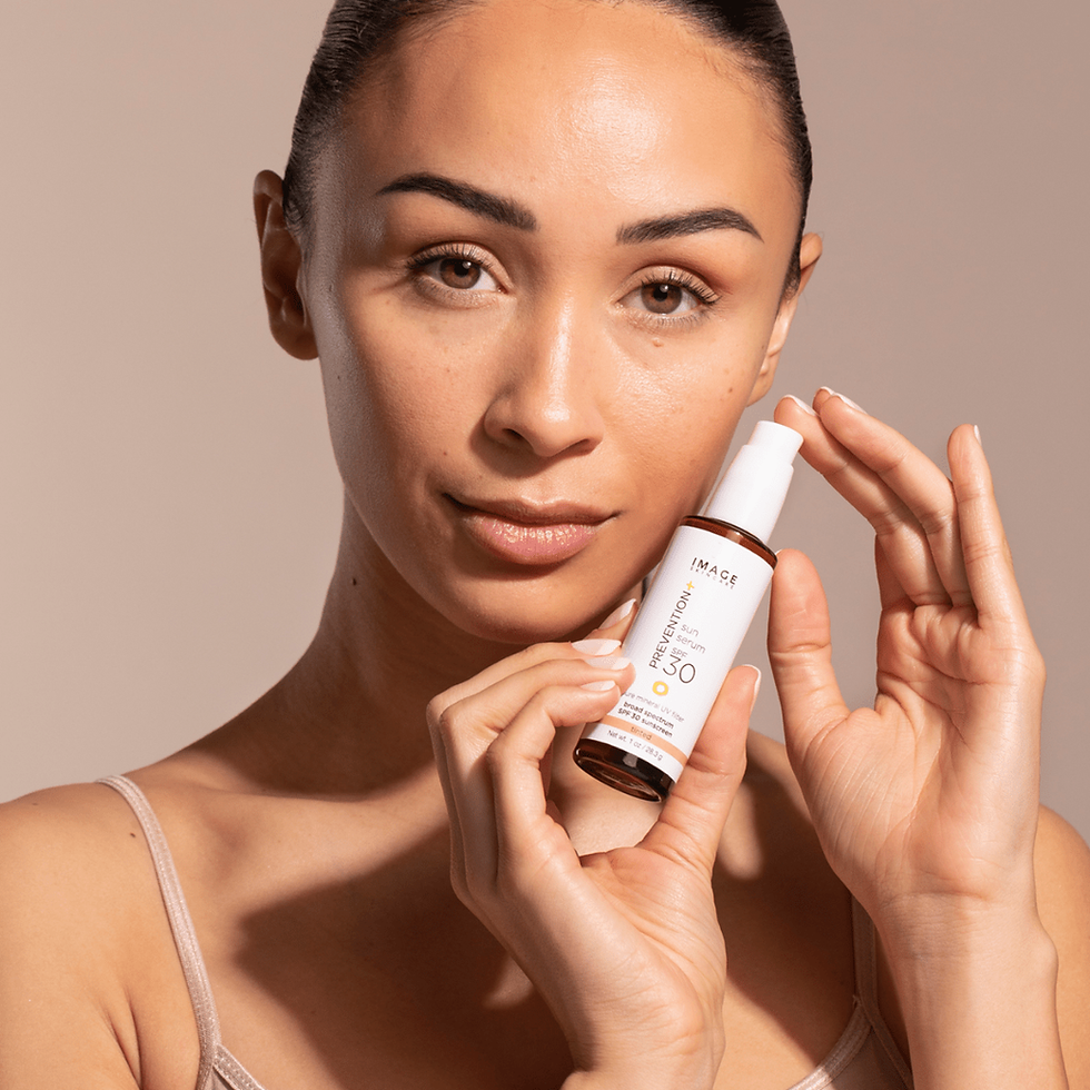 Miniatura: Produkt vor Fraunegesicht gehalten IMAGE - PREVENTION+ Tinted Sun Serum SPF30 (28.3g)