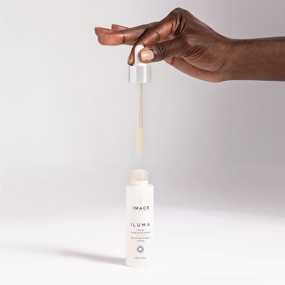 Miniature : Produkt geöffnet von Frauenhand IMAGE Skincare - ILUMA - Intense Brightening Serum