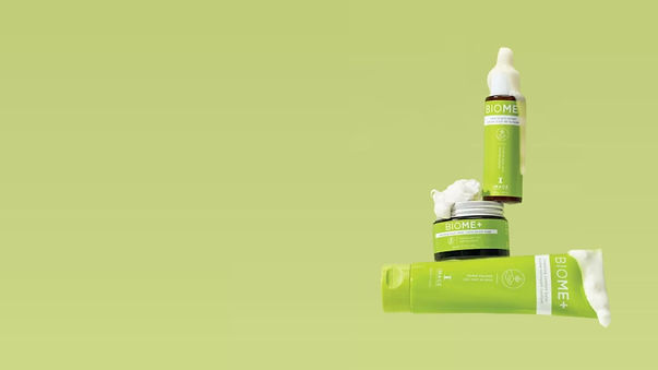 IMAGE Skincare BIOME, Produkte vor grünem Hintergrund