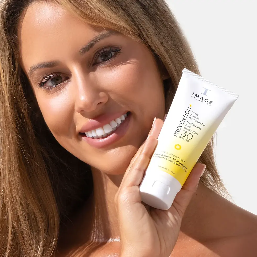 Thumbnail: Produkt vor Frauengesicht gehalten IMAGE - PREVENTION+ Daily Matte Moisturizer SPF 30