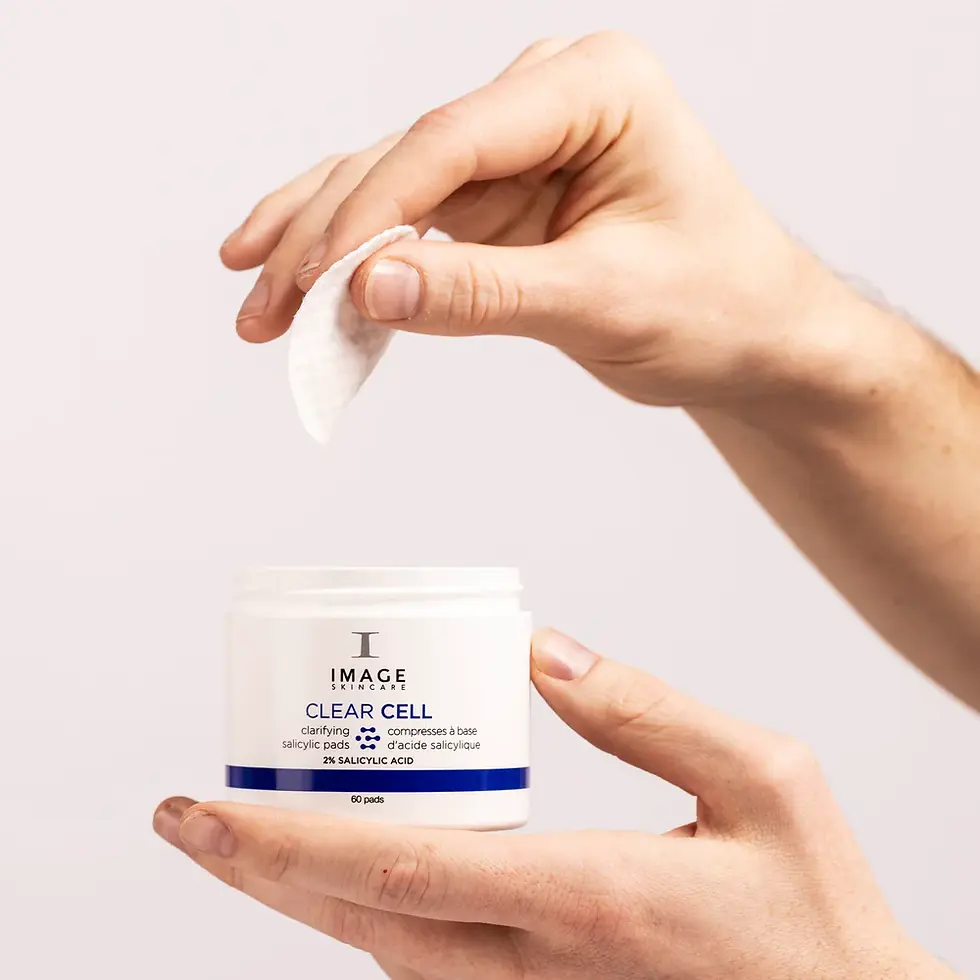 Miniatura: Produkt geöffnet auf Hand gehalten IMAGE - CLEAR CELL - Salicylic clarifying Pads