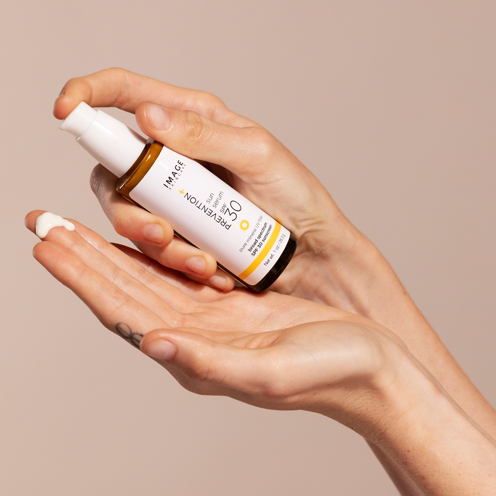 Miniaturbild: Produkt in Anwendung auf einer Frauenhand IMAGE - PREVENTION+ Sun Serum SPF30 (28.3g)