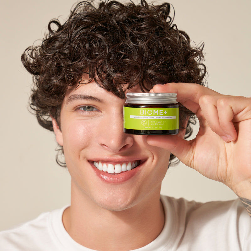 Miniaturbild: Produkt vor Mändergesicht gehalten IMAGE - BIOME+ Smoothing Cloud Creme (50ml)
