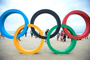 Escultura dos arcos olímpicos, simboizando os 5 continentes, na Praia de Copacabana