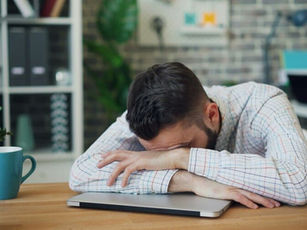 Un homme la tête dans les mains en raison de la douleur