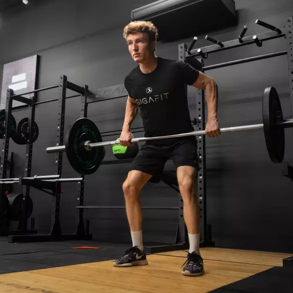 Jeune homme et jeune femme jouant au squash
