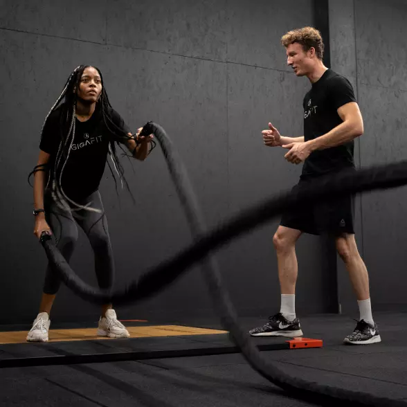 Jeune homme et jeune femme jouant au squash