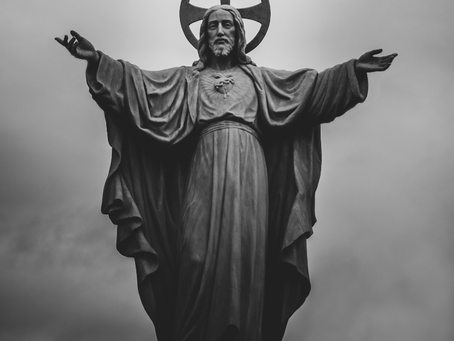 statue of Jesus with his arms raised