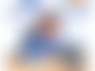 Ilustração de pessoa pensativa em frente ao laptop com balões de pensamento mostrando conceitos de segurança digital: escudo de proteção, checklist de tarefas e calendário representando hábitos contínuos