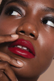 Fotografia de beleza com modelo em estúdio, produzida pela UM2 Estúdios para campanha publicitária.