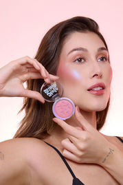 Fotografia de beleza com modelo em estúdio, produzida pela UM2 Estúdios para campanha publicitária.