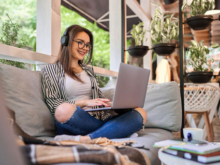 Emprendedora trabajando con notebook