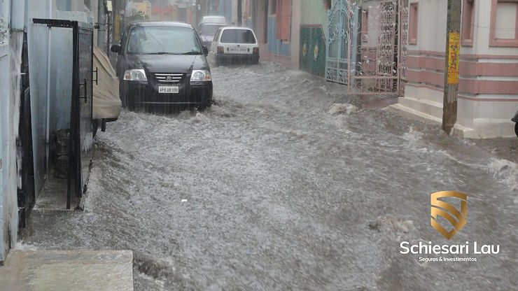 rua alagada por forte chuva