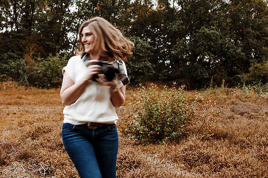 Claudia Könemann von cliCK Claudia Könemann Fotografie bei einem Outdoor-Fotoshooting in Bremen Hemelingen – Portraitfotografin in Aktion mit Kamera, spezialisiert auf Familien, Kinder, Paare, Selbstständige und Unternehmen.