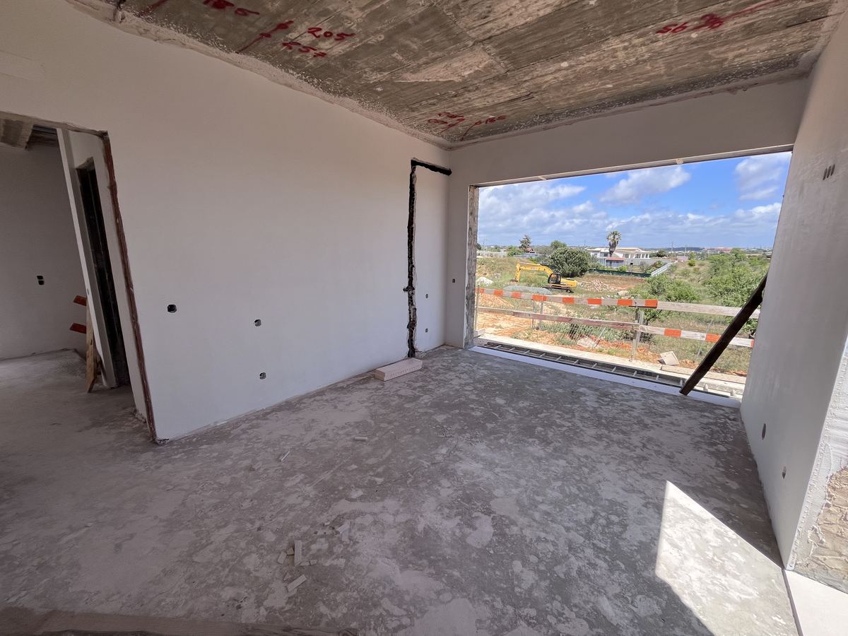 Interior de uma moradia em construção, em tosco