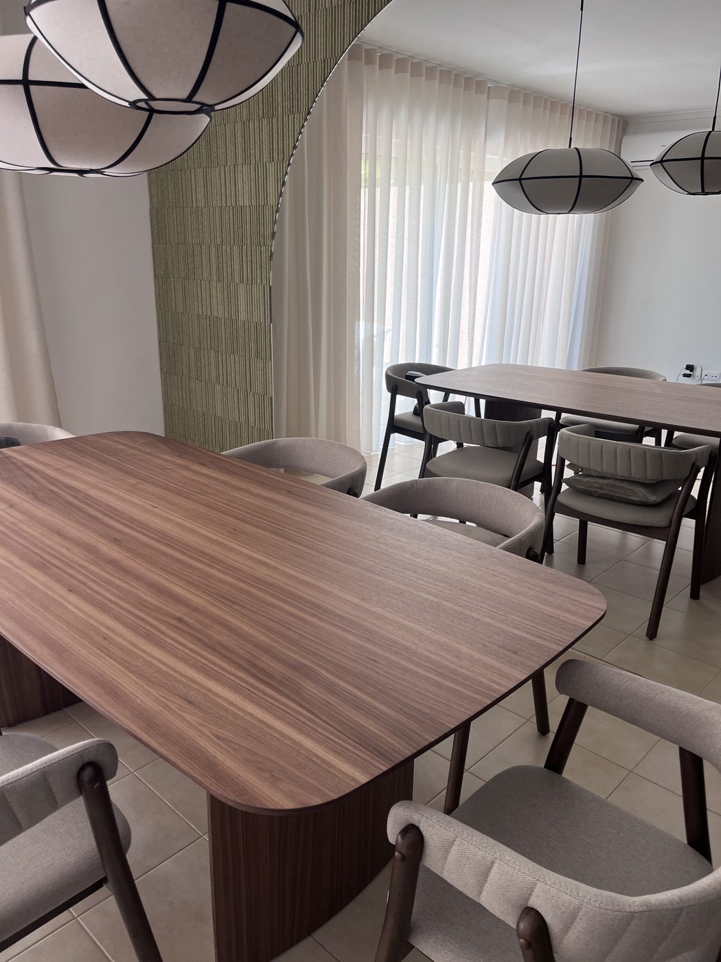 Sala de jantar montada com mesa e candeeiros