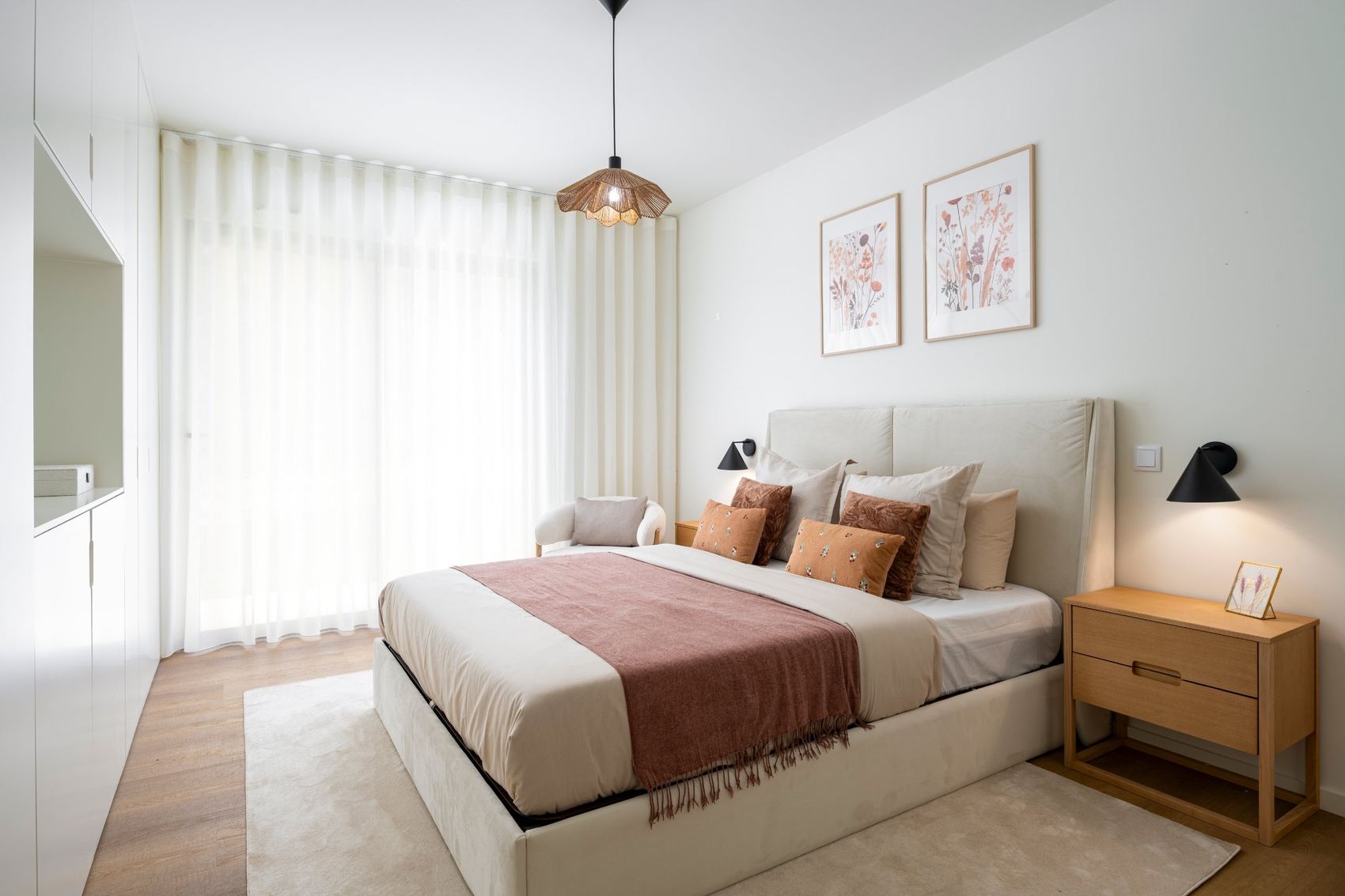 Quarto com cabeceira estofada e manta rosa