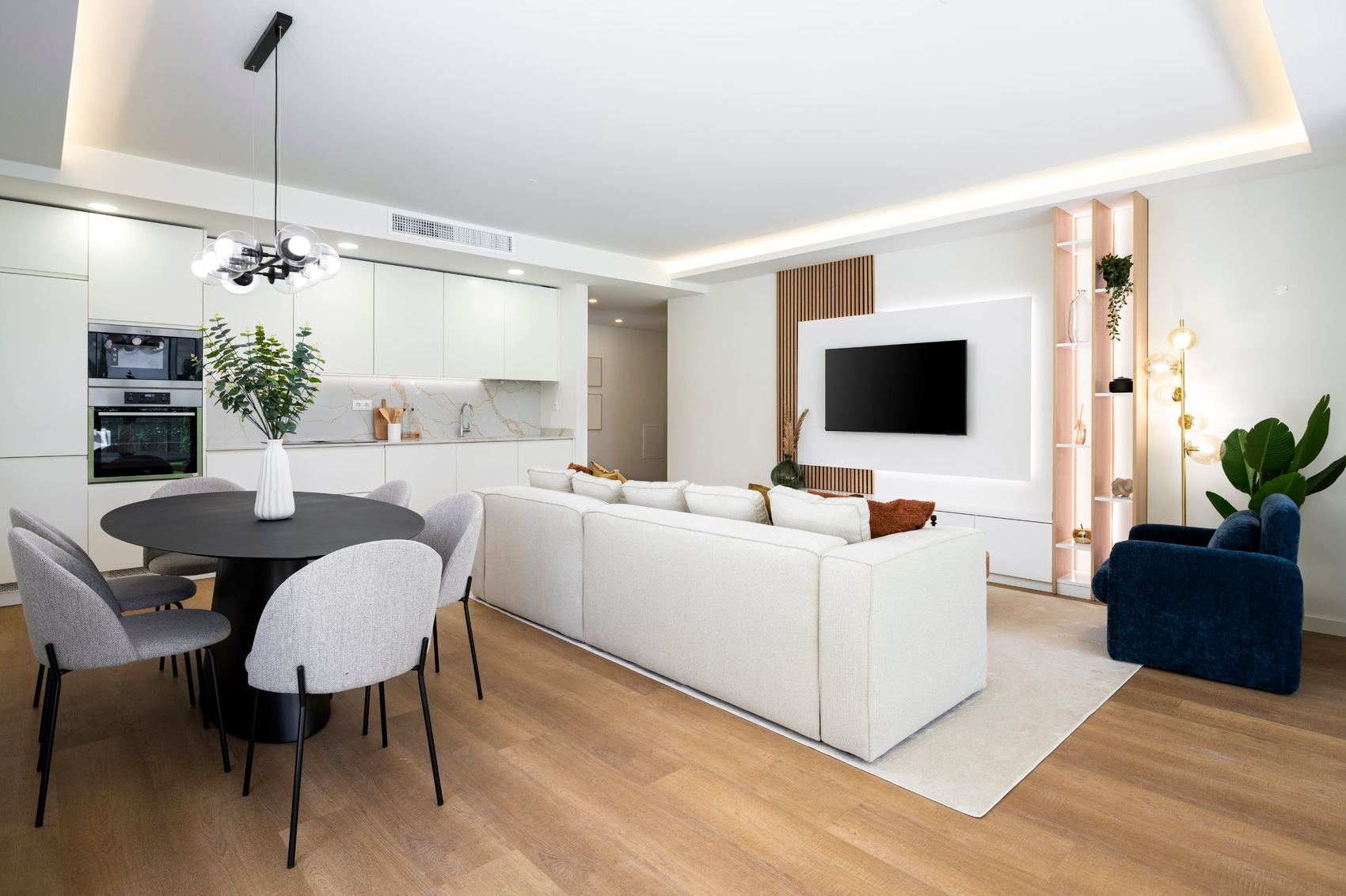 Sala e cozinha de um apartamento em Alvor, projeto de interiores completo
