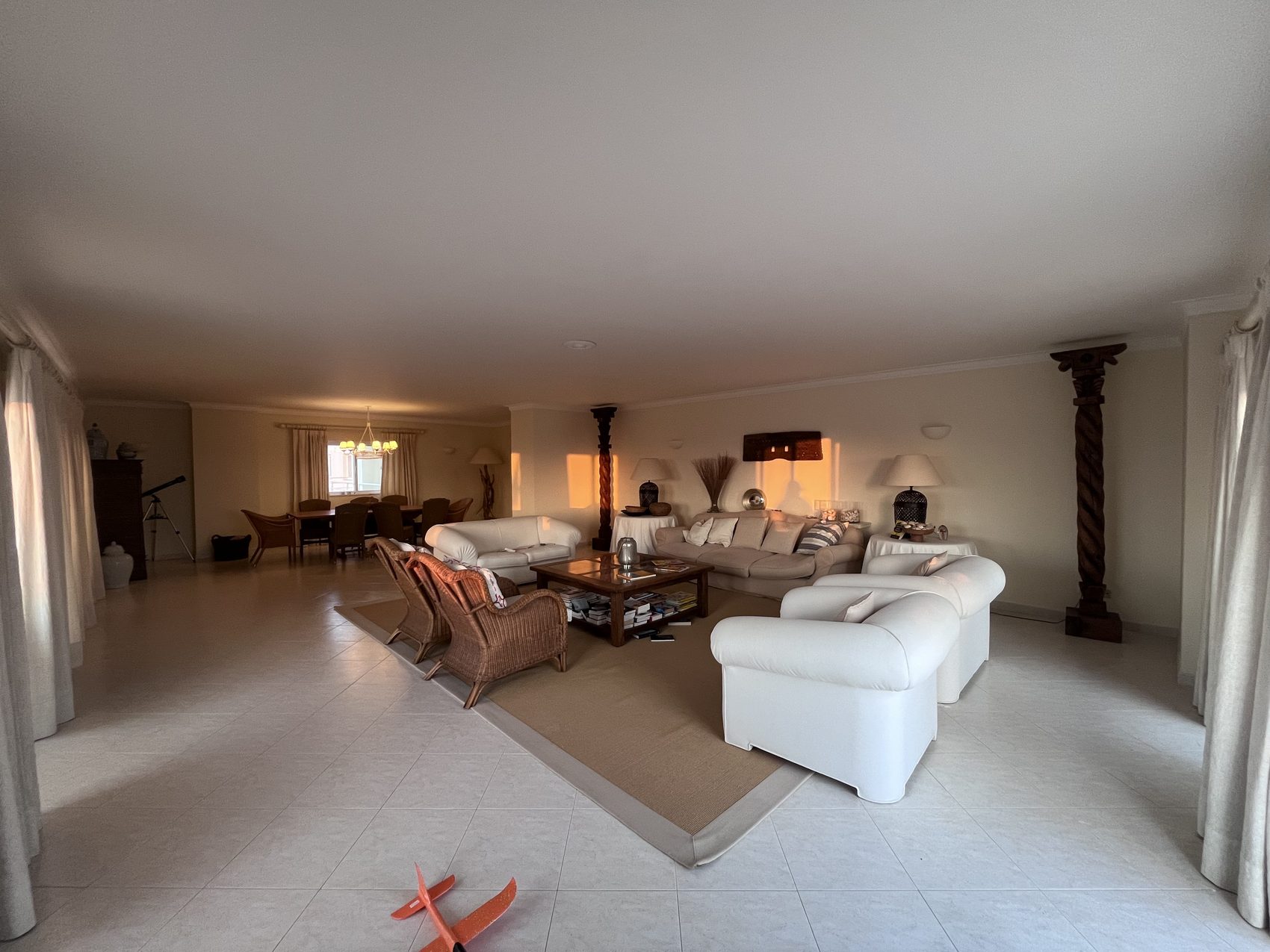 Sala antiga com sofás clássicos e colunas torsas em madeira