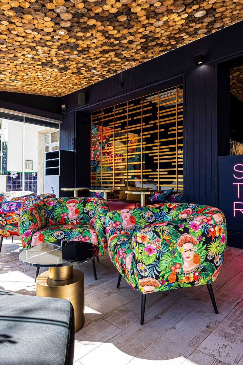Lounge da entrada com cadeirões de padrão estampado e luz natural