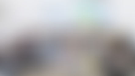 良全產學合作工作坊全體學員、顧問與老師合影，手持標語板，象徵跨界合作與創新成果。