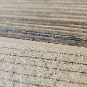 Detail epoxidovej škárovacej hmoty medzi dvomi dlažbami v dekore dreva
