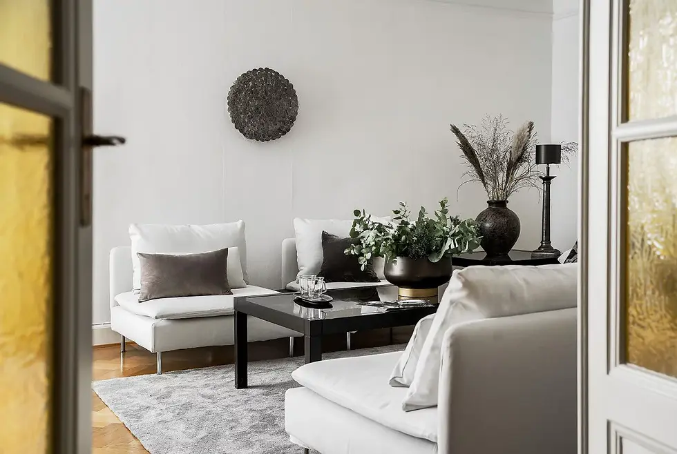 I samarbete med kunden formgav vi ett hem som kombinerar klassisk elegans med en avskalad, minimalistisk känsla. Kunden hade det läckra soffbordet från 70 talet och soffan Söderhamn från Ikea köptes in ny samt all dekor.