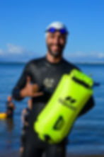 Atleta apresentando a bóia de segurança para natação em águas abertas da Aquon Brasil