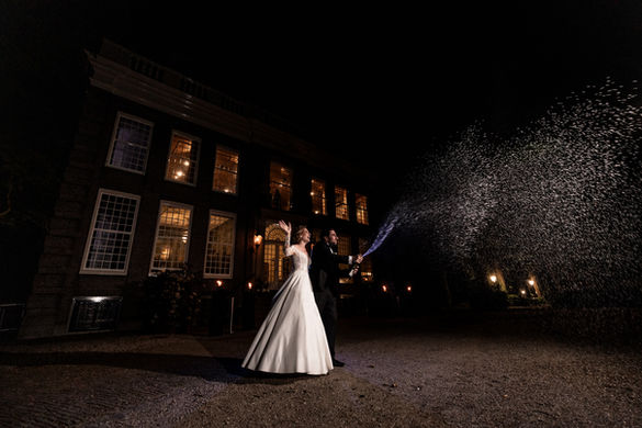 Bruidspaar gefotografeerd tijdens een romantisch moment bij Buitenplaats Sparrendaal