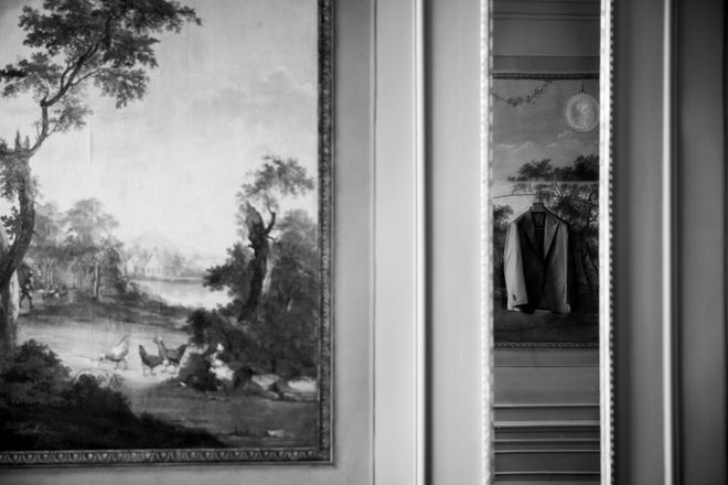 Trouwpak in het interieur van een landhuis