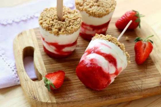 PALETAS DE CHEESECAKE Y FRESA