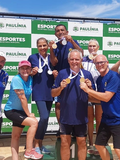 Natação do programa Viva Melhor conquista medalhas no circuito master.