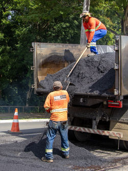 Prefeitura realiza operação tapa-buracos em vários pontos de Jaguariúna.