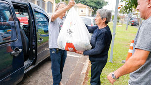 Drive-thru da campanha do agasalho arrecada cerca de 500 quilos de roupa.