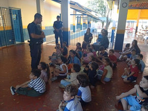 Educação e GM promovem ações do maio amarelo nas escolas de educação infantil.