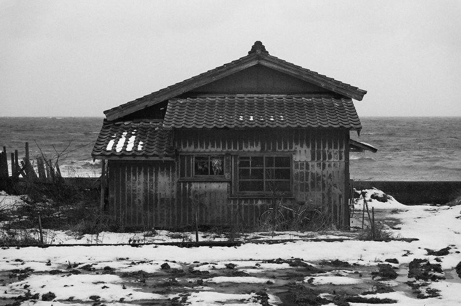 A seaside house standing as a trace of a forgotten era — Straight Photography