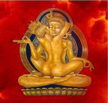 Representação artística dourada de uma figura masculina e uma feminina em união íntima, sentados em posição de lótus sobre uma base floral, com fundo vermelho intenso. A imagem remete a simbologia tântrica, expressando união espiritual e energética.