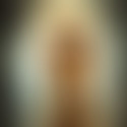 Dois anjos, masculino e feminino, se abraçam intimamente sob uma luz dourada intensa, com asas brancas e auréola em forma de coração atrás de suas cabeças, transmitindo amor divino e união sagrada.