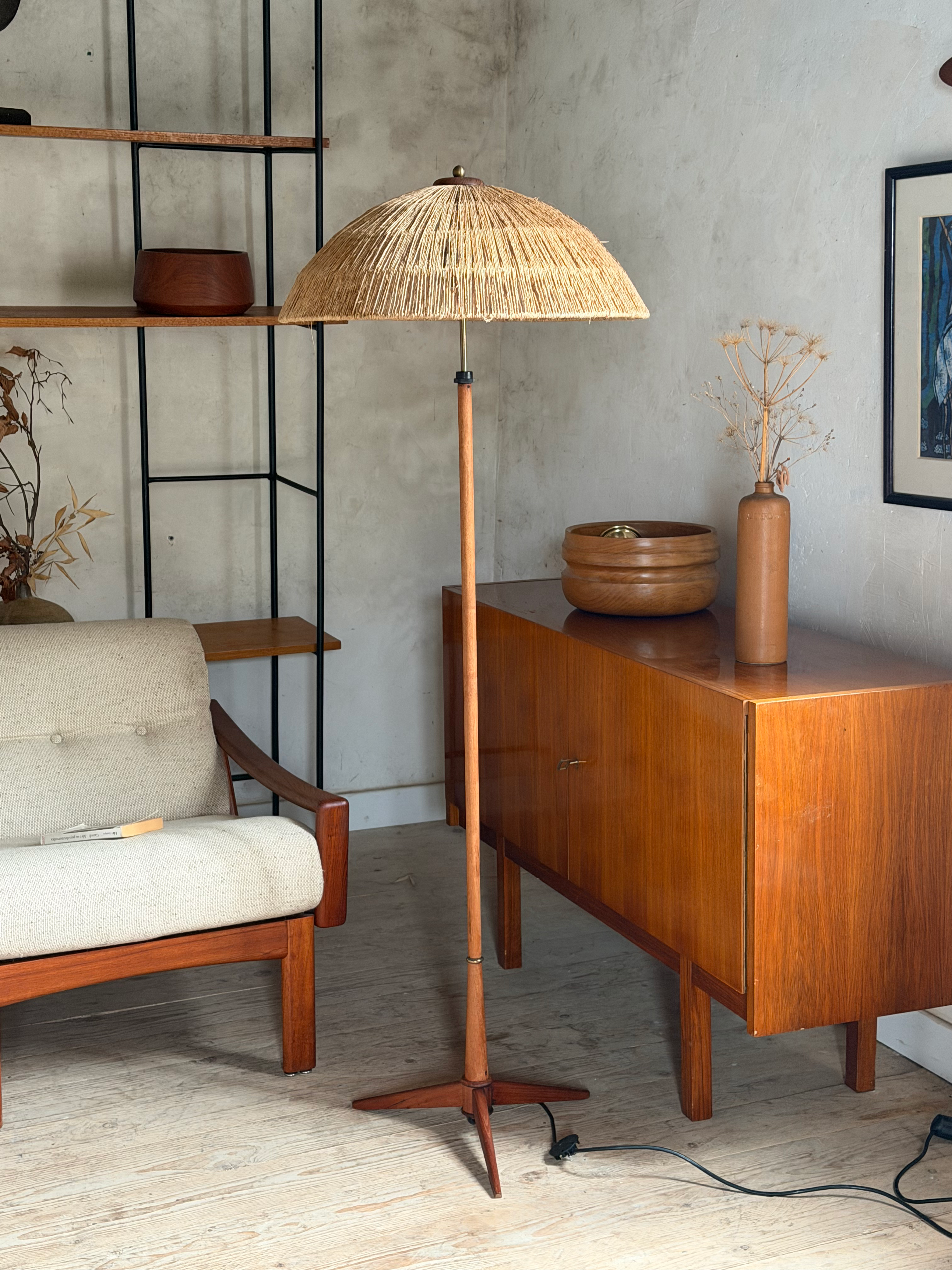 Lampadaire liseuse scandinave tripode teck et laiton
