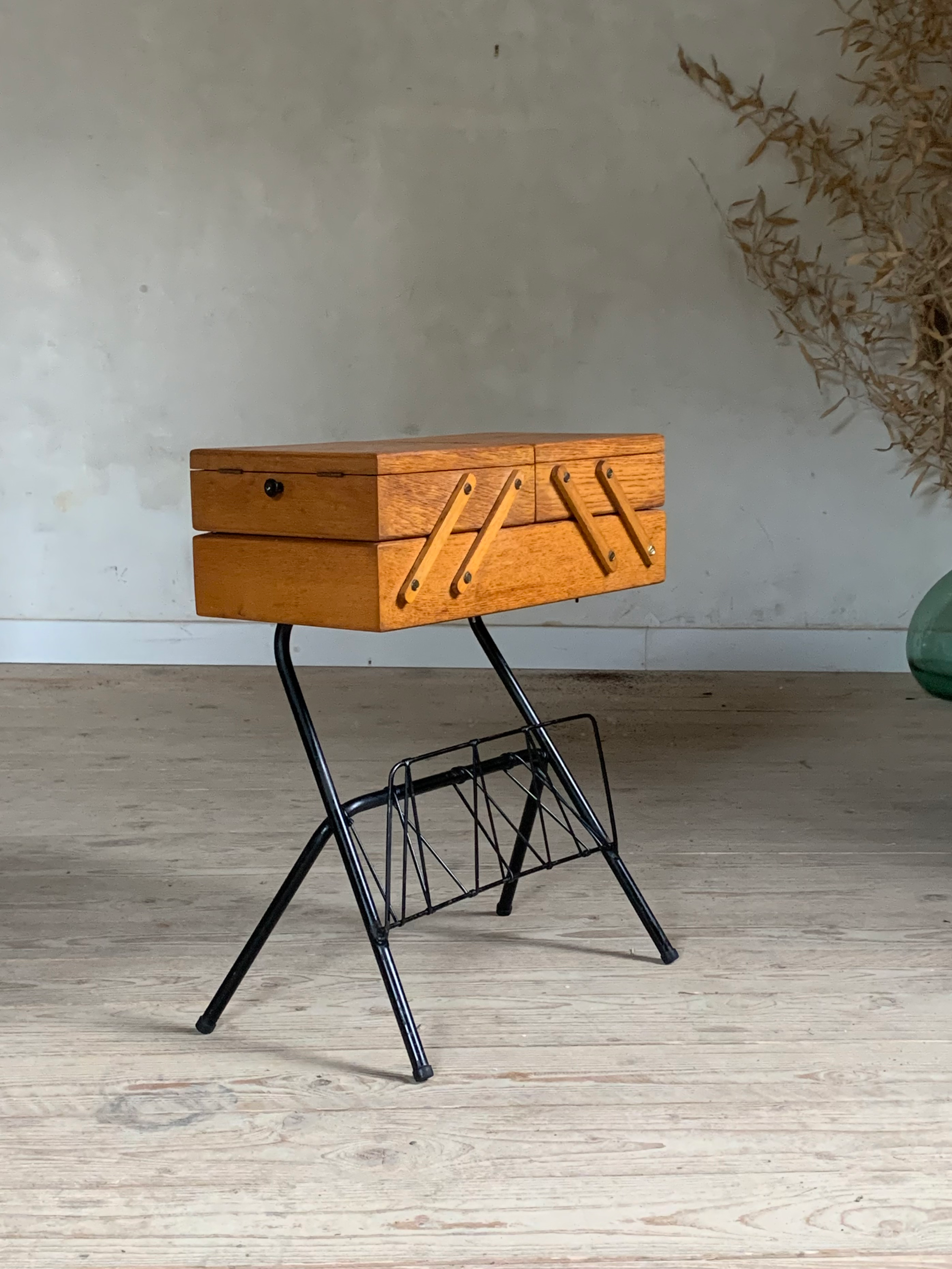 Boite à couture travailleuse vintage chêne et métal noir 