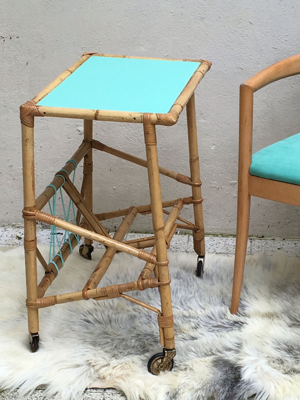 Miniature : Table porte-revue ou vinyl rotin vintage