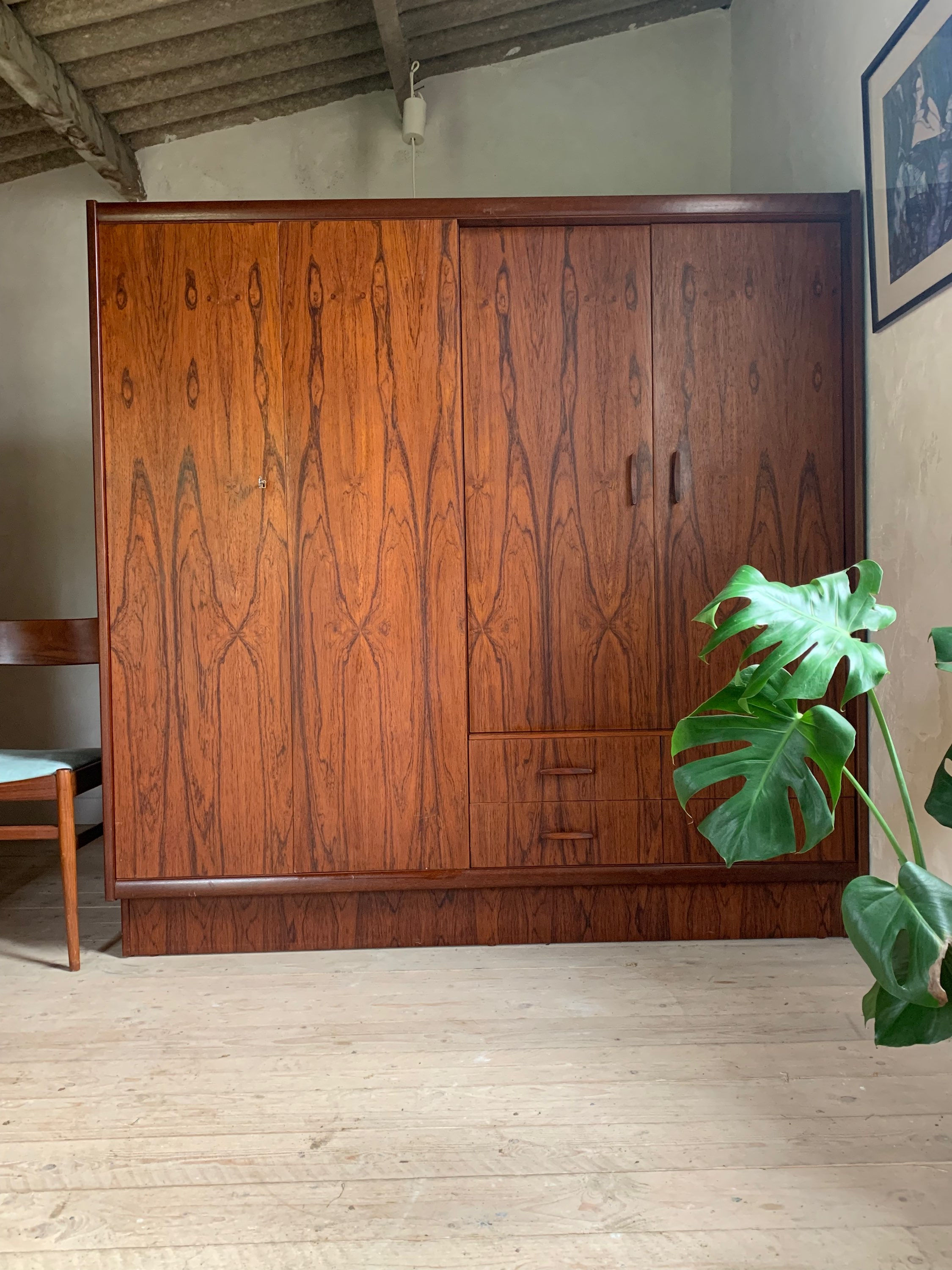 Armoire penderie scandinave vintage en palissandre 