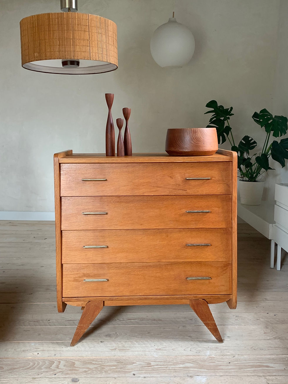 Commode vintage en chêne pieds compas