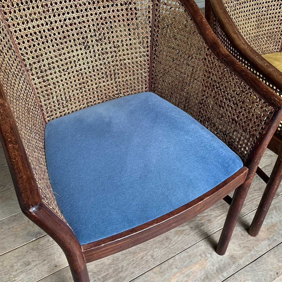 Miniature : Chaise  fauteuil vintage en cannage et velours bleu