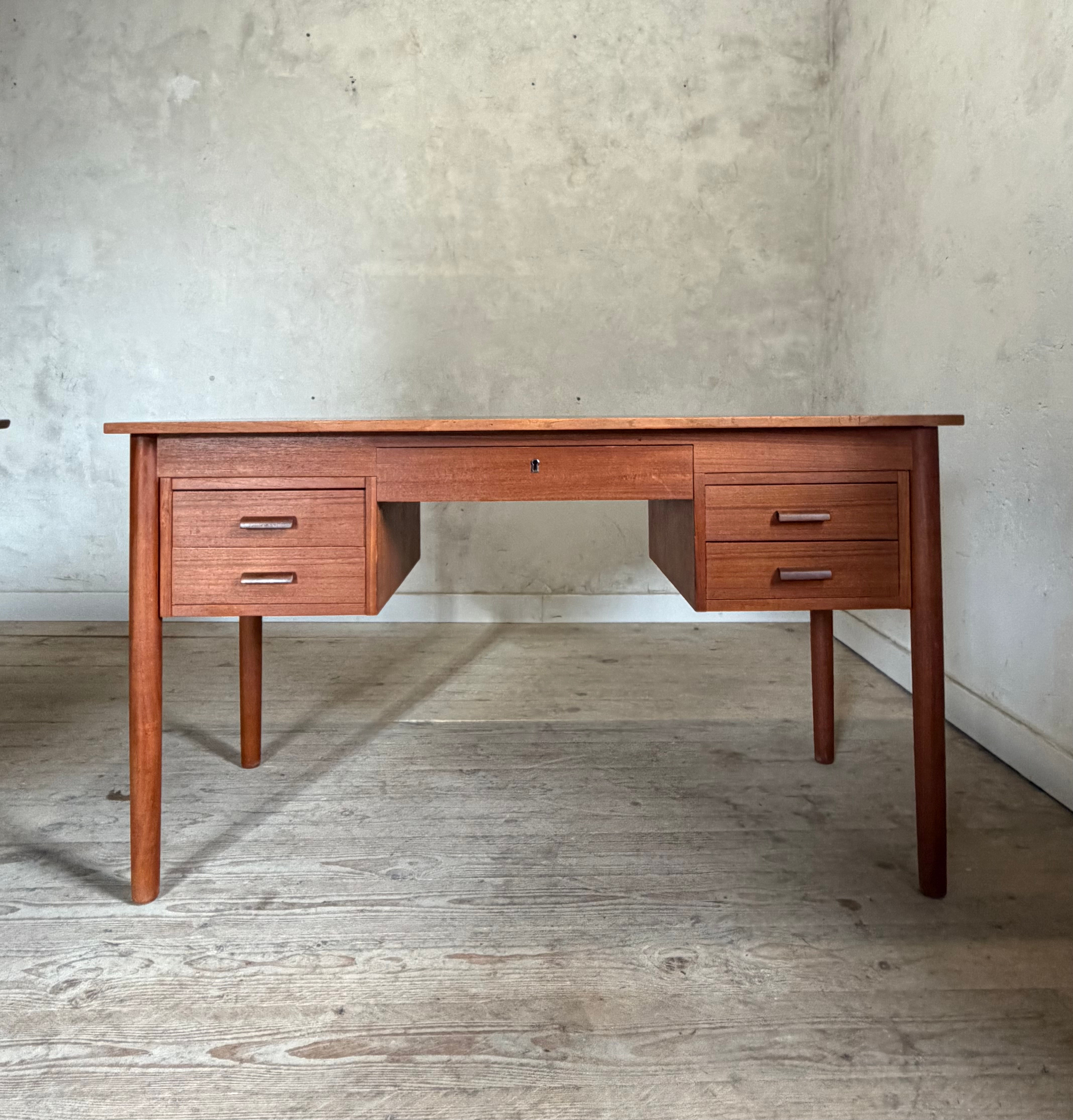 Bureau scandinave teck,  Danemark