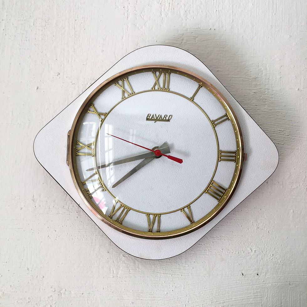 Horloge mural blanche vintage forme libre Bayard