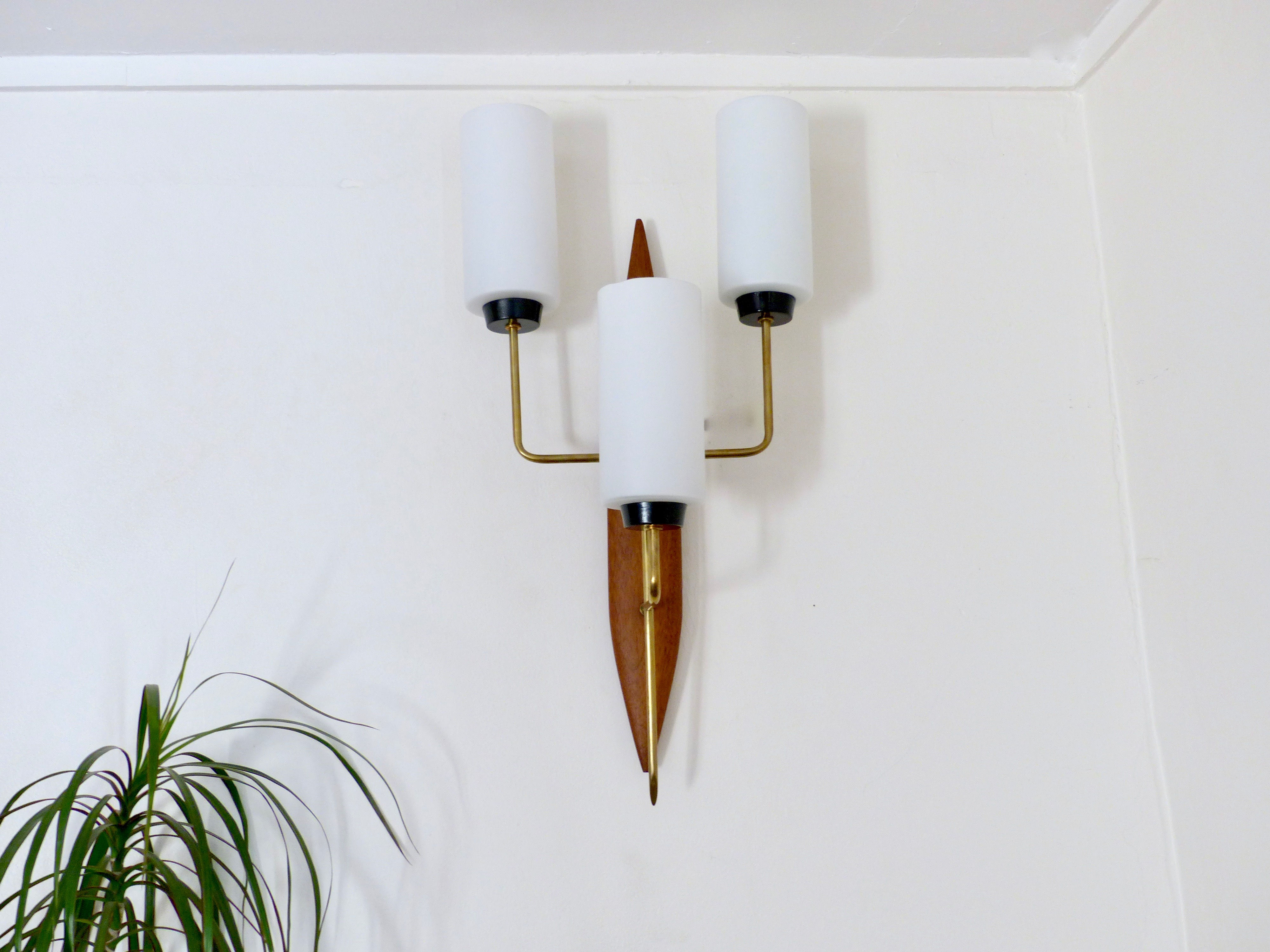 Applique murale style scandinave vintage teck et 3 opalines