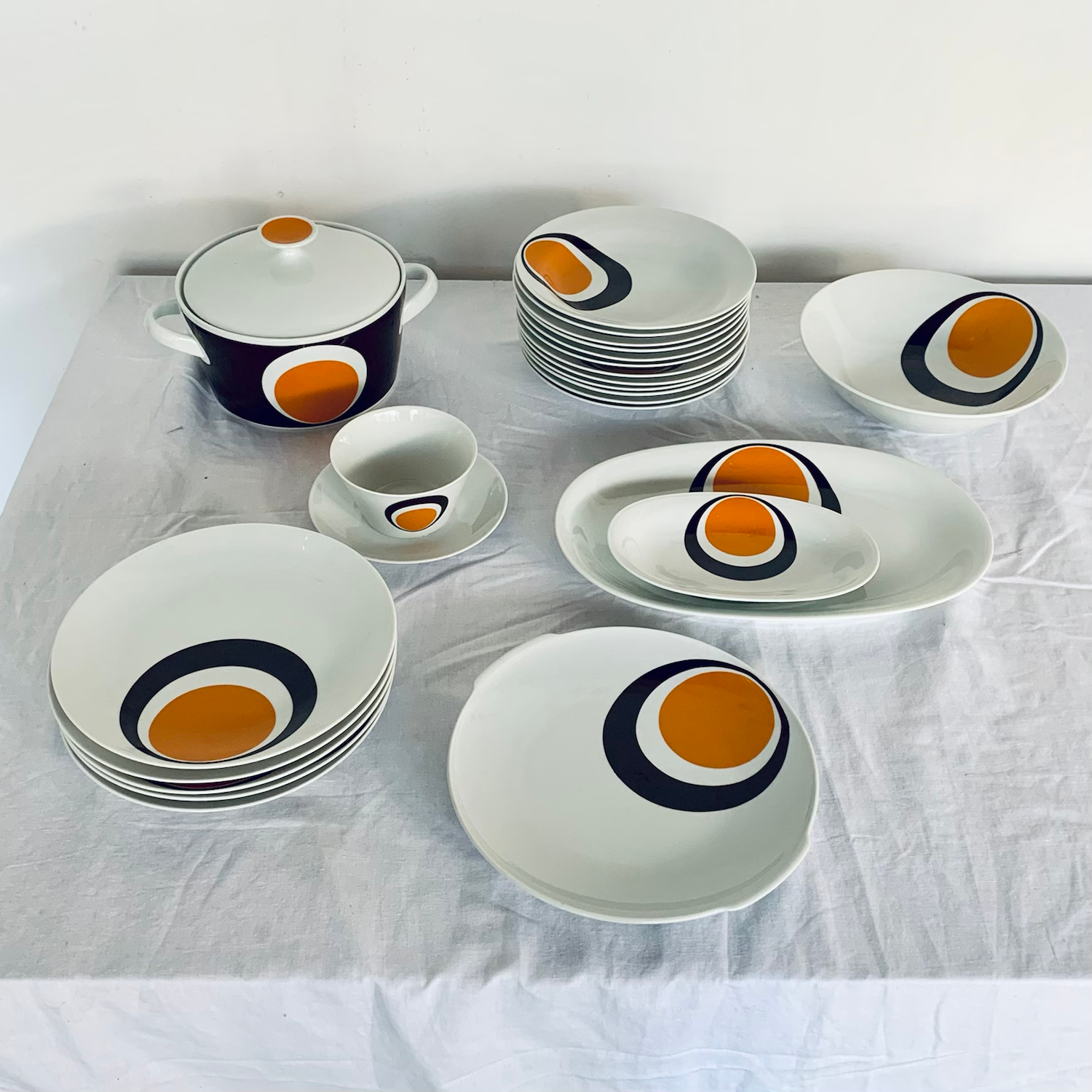 RESERVE  Service de table vintage porcelaine pop art seventies -  23 pièces