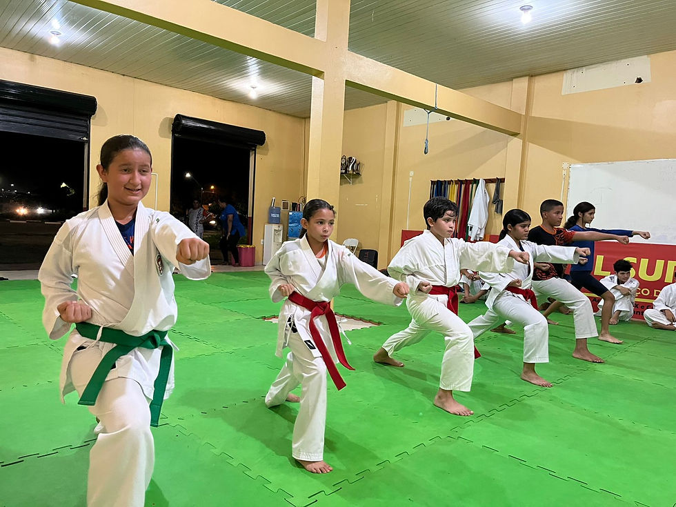 Atletas treinando na academia Funakoshi – Foto: Kayla Silva