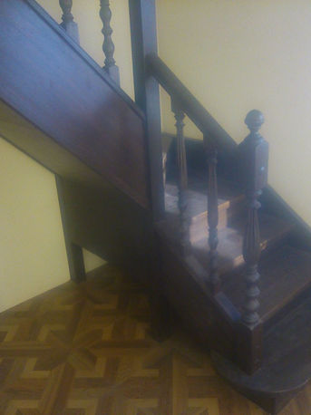 Лестница на тетивах с поворотом на 90 градусов угловыми ступенями. Материал - дуб.
Стоимость с устан